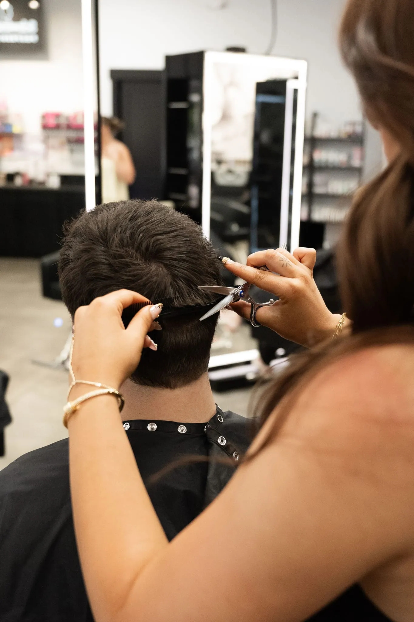 An Elevate student detailing the nape on a men’s haircut
